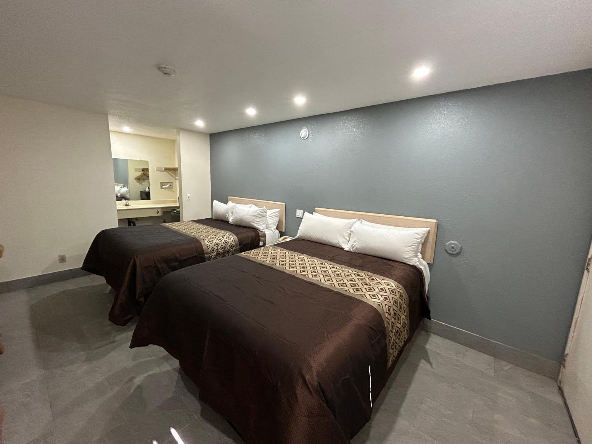 California Inn Hotel And Suites Adelanto Us 395 外观 照片