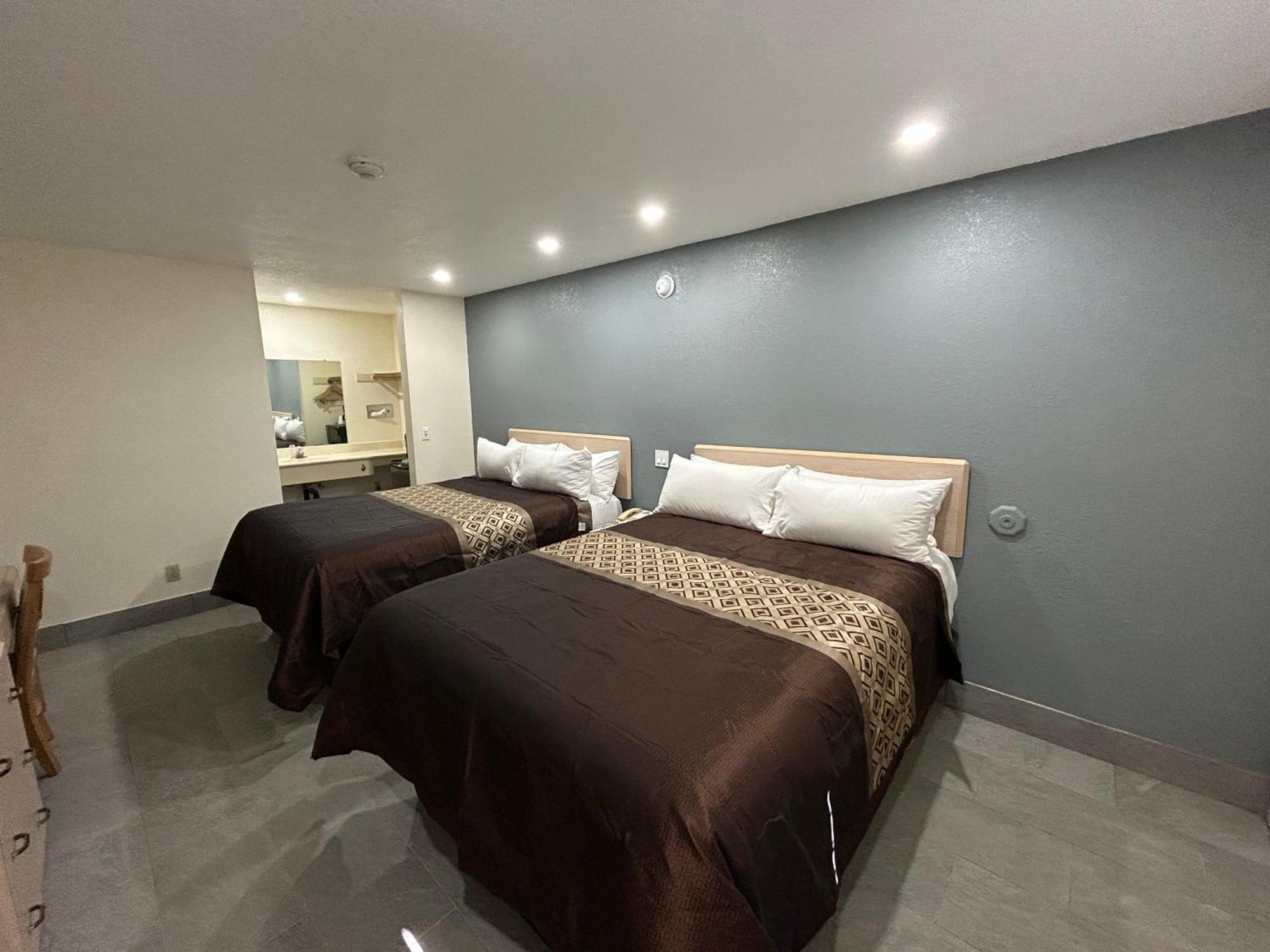 California Inn Hotel And Suites Adelanto Us 395 外观 照片