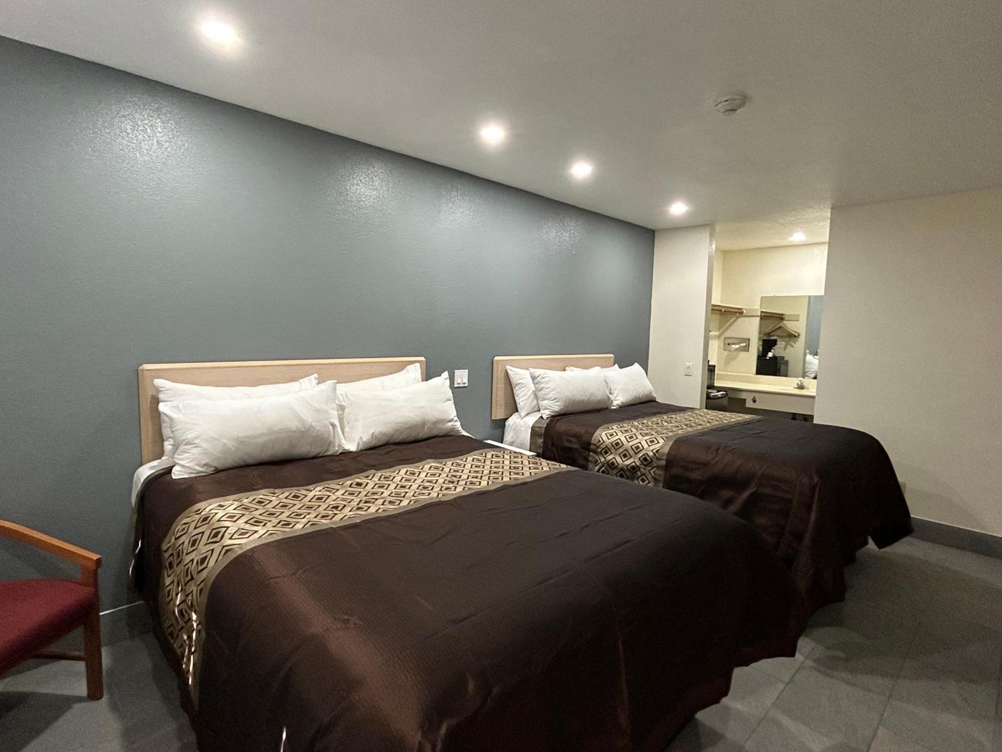 California Inn Hotel And Suites Adelanto Us 395 外观 照片