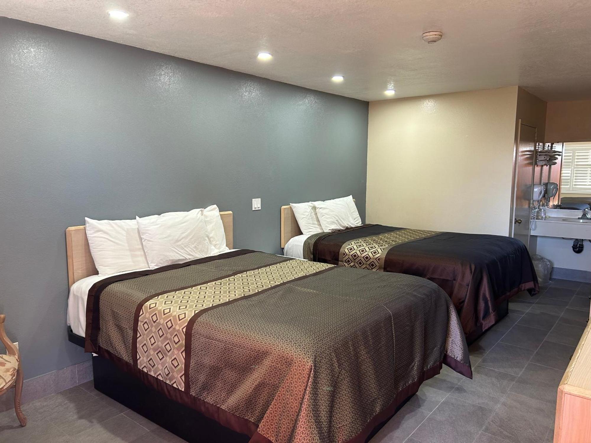 California Inn Hotel And Suites Adelanto Us 395 外观 照片