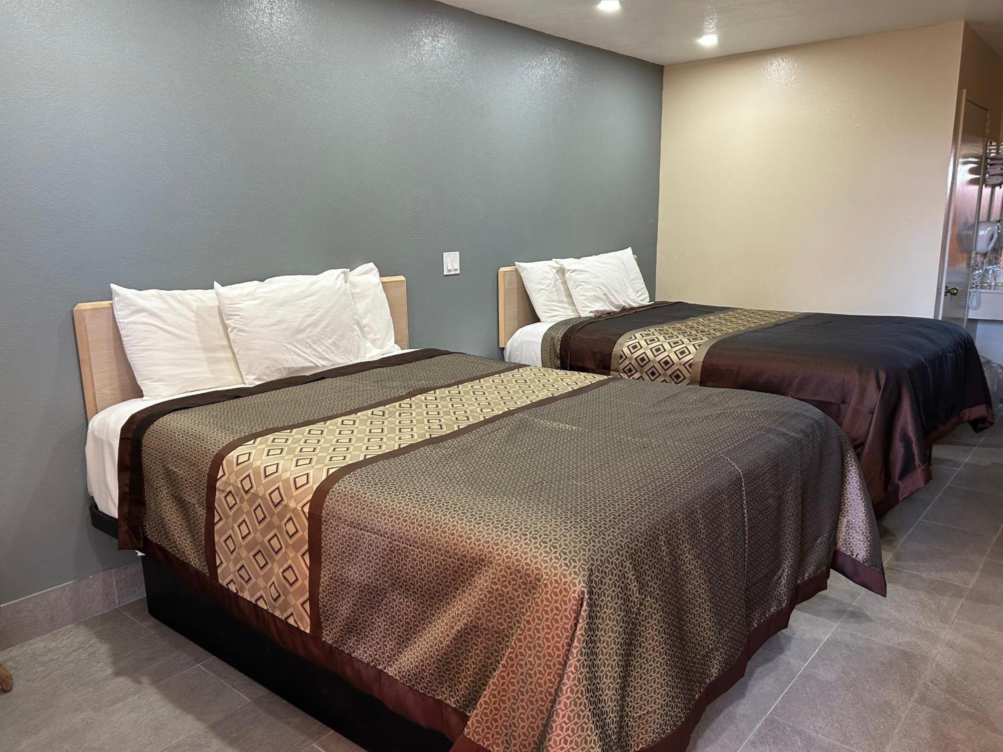 California Inn Hotel And Suites Adelanto Us 395 外观 照片