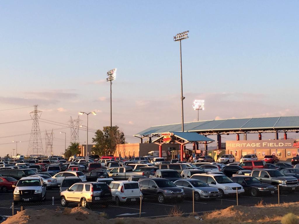 California Inn Hotel And Suites Adelanto Us 395 外观 照片