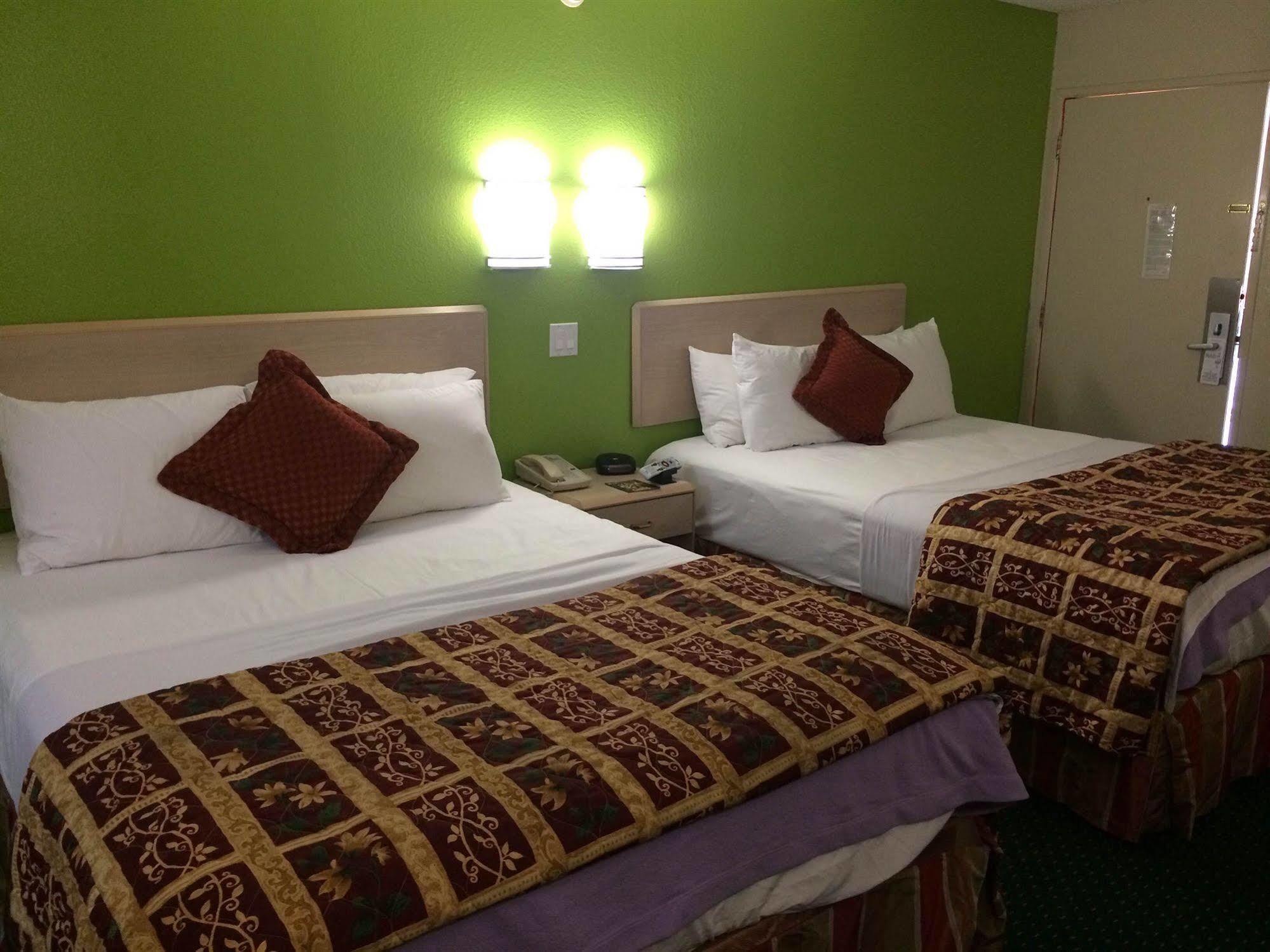 California Inn Hotel And Suites Adelanto Us 395 外观 照片