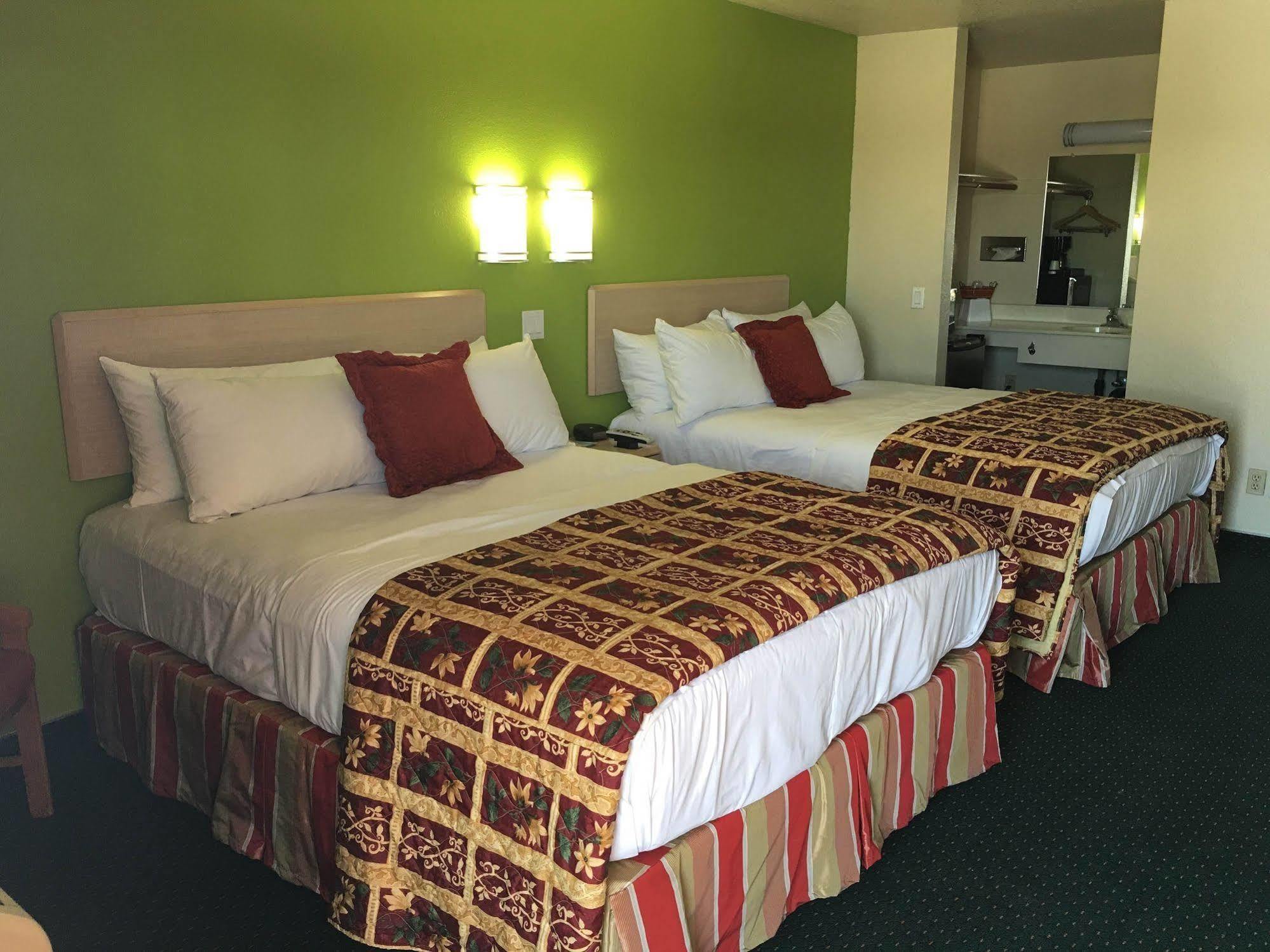 California Inn Hotel And Suites Adelanto Us 395 外观 照片